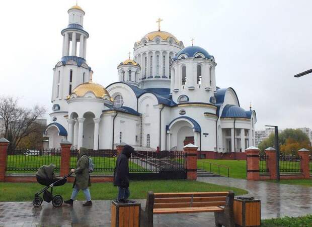 Возле храма на Костромской высадили деревья и кустарники Фото: Галина Погодина