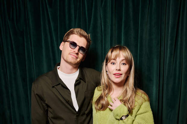 Актриса Зоя Бербер с мужем посетила премьеру фильма "Тюльпаны"