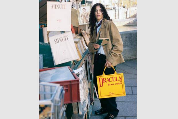 Dior выпустил сумку с обложкой «Дракулы» за 377 тысяч рублей