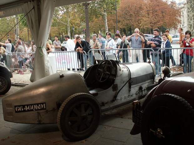 Флюиды от Bugatti (19 фото)