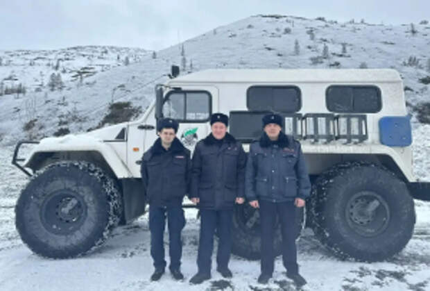 В Магаданской области полицейские спасли из снежного плена пассажиров автобуса, застрявшего на Капрановском перевале