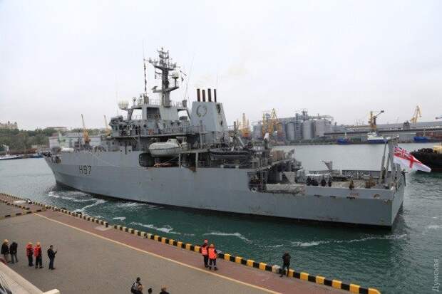 Британский разведывательный корабль HMS Echo швартуется у причала Одесского порта 