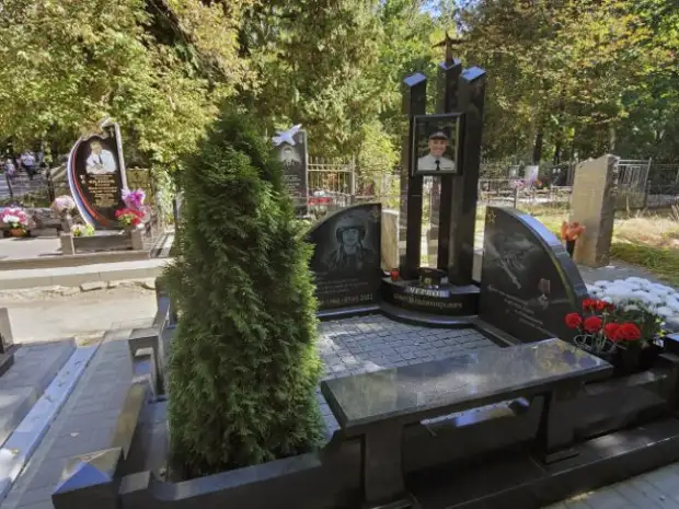 Находясь рядом с могилой гвардии майора Романа Филипова в Воронеже, нельзя не заметить еще одно воинское захоронение. - 975622207948