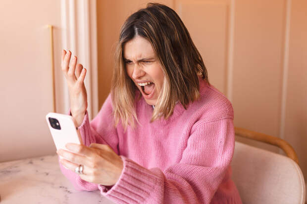 Врач Клочков: россияне испытывают тревогу из-за замедления мобильного интернета