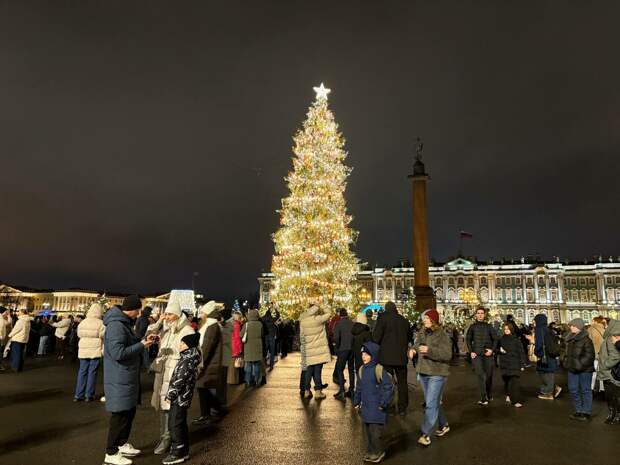Главную новогоднюю ель Петербурга оставят до 22 января