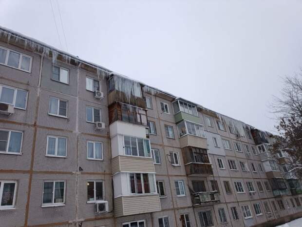 Под Тулой жители пожаловались на скопившиеся сосульки на балконе пятиэтажки