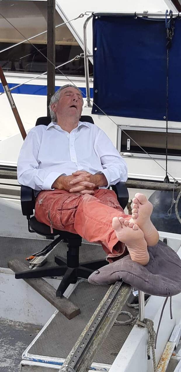 Пожилой мужчина на собственной яхте