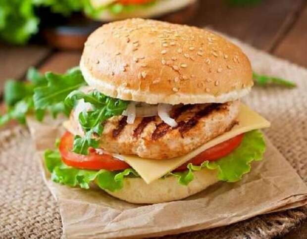 Куриные бургеры. \ Фото: hungerstation.com. Куриные бургеры. \ Фото: hungerstation.com.