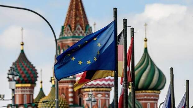 Флаги европейских государств и Евросоюза на фоне храма Василия Блаженного в Москве