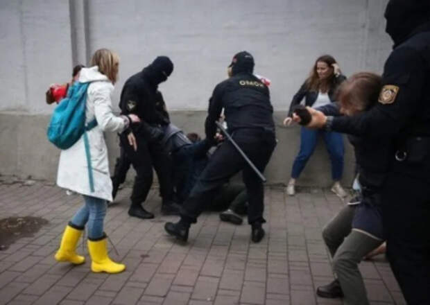 В Минске  жестоко задержаны участники марша в поддержку Колесниковой