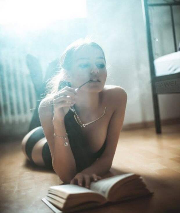 Красивые девушки любят читать