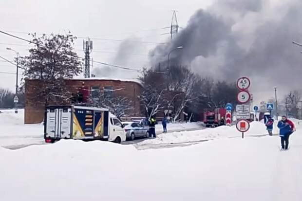 В Москве горящий мужчина выбежал из гаража и рухнул в сугроб
