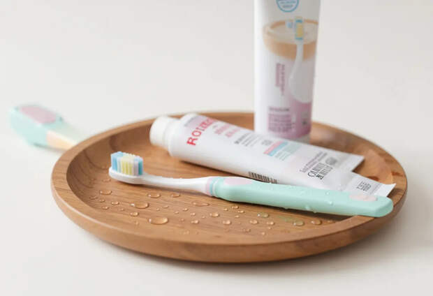 Полоскание рта после чистки зубов неверно. Как правильно