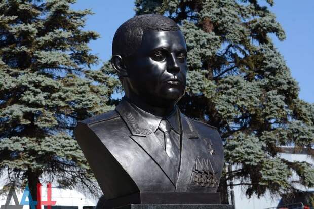 В Донецке открыли памятник первому главе ДНР Александру Захарченко В Донецке открыли памятник первому главе ДНР Александру Захарченко