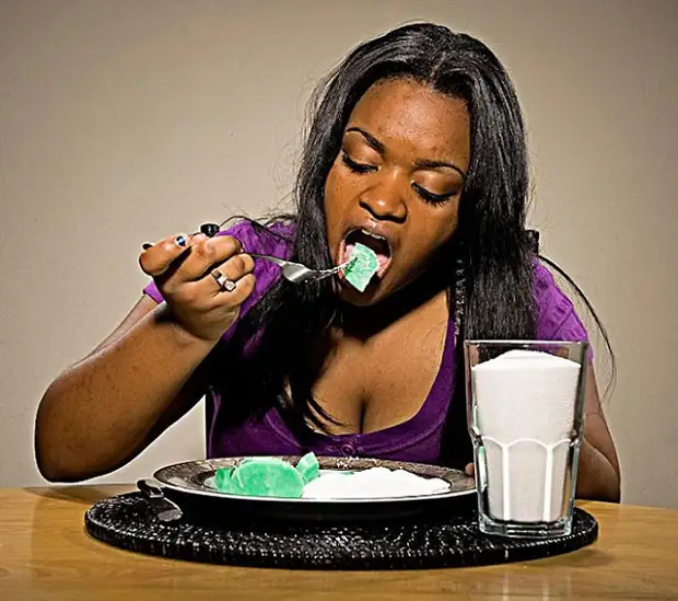 Поедание несъедобных веществ