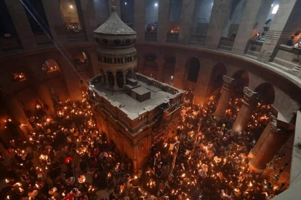 Послы РФ и Белоруссии прошли крёстный ход в храме Гроба Господня