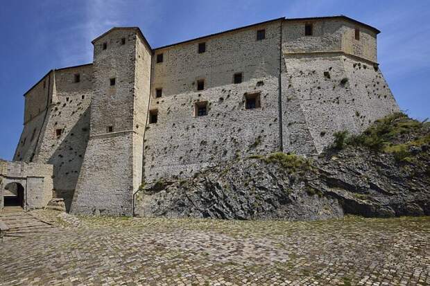 Древнейшая часть крепости сохранила присущую для Италии конструкцию фортификационных сооружений, возводимых до появления артиллерийских орудий (San-Leo fort, Римини). | Фото: trottoleinviaggio.com.