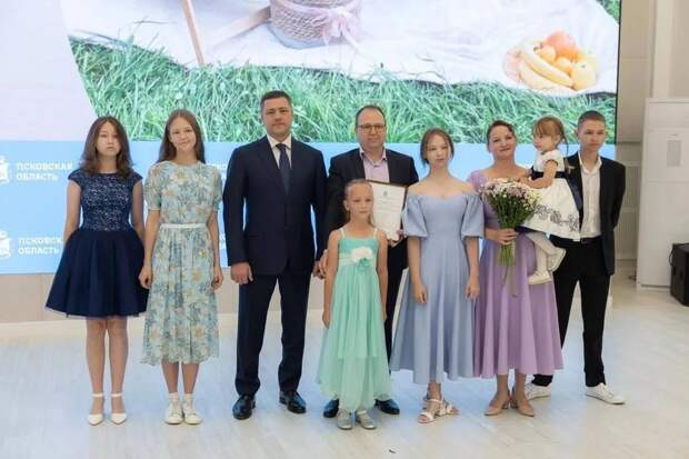 Псковский губернатор Ведерников показал как надо – и вручил жилищные сертификаты