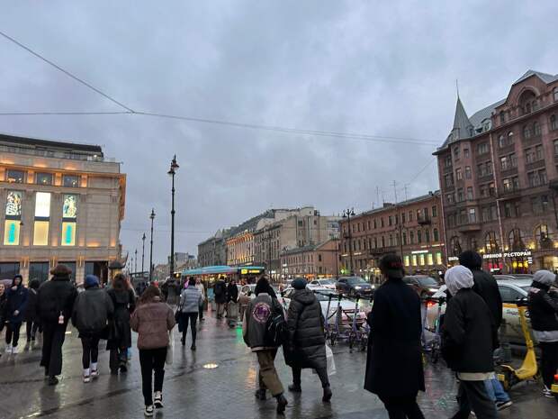 «Будьте осторожны!»: шторм с грозой надвигается на Петербург