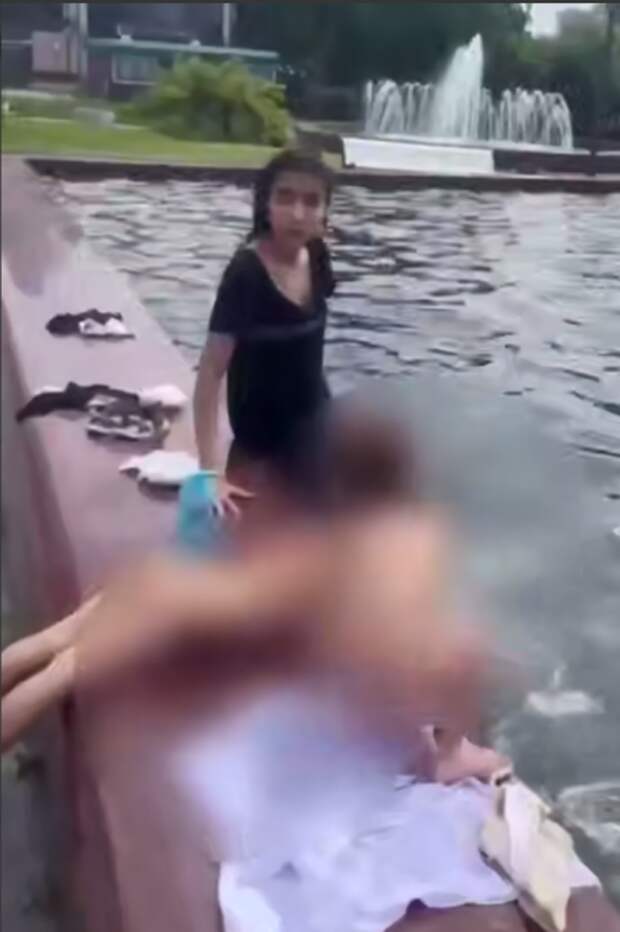 цыгане моются в фонтане