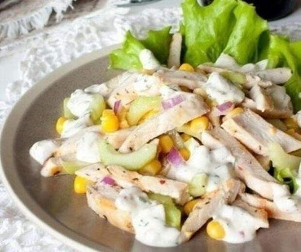 Салат из курицы с огурцом и кукурузой.