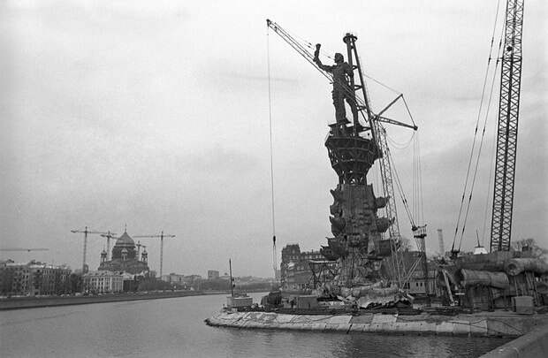 01.11.1996. Монтаж 98-метрового памятника "В ознаменование 300-летия российского флота" или памятника Петру I Великому работы Зураба Церетели на искусственном острове у разделения Москва-реки и Водоотводного канала.