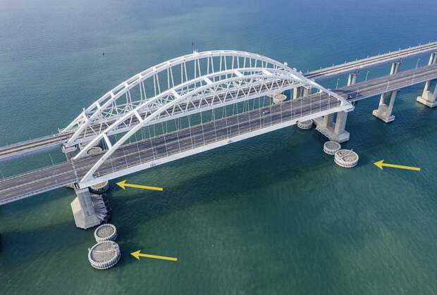 После того как неуправляемый сухогруз протаранил опору моста в Балтиморе, возник закономерный вопрос: – А не может ли то же самое случиться с нашим Крымским мостом?-6