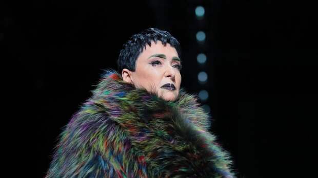 В Сети раскритиковали Лолиту за странные танцы на сцене