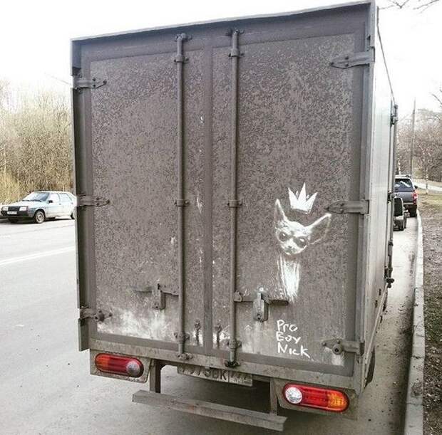 Рисунки на грязных грузовиках