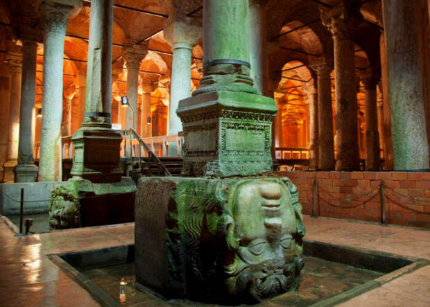 Basilica Cistern – самая уникальная и таинственная достопримечательность, доставшаяся Стамбулу от искусных византийских зодчих (Турция). | Фото: havecamerawilltravel.com.
