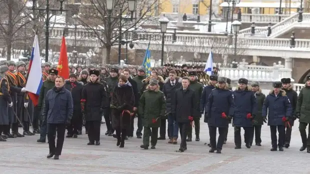 Подмосковная делегация возложила цветы к Могиле Неизвестного Солдата