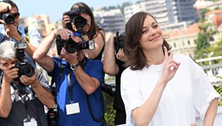 Актриса Марион Котийяр во время фотоколла фильма Призраки Исмаэля (Франция) в рамках 70-го Каннского международного кинофестиваля. 17 мая 2017