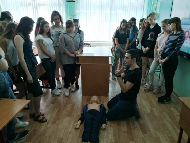 Для школьников медики проводят дополнительные занятия / Фото: vk.com/gbou1357
