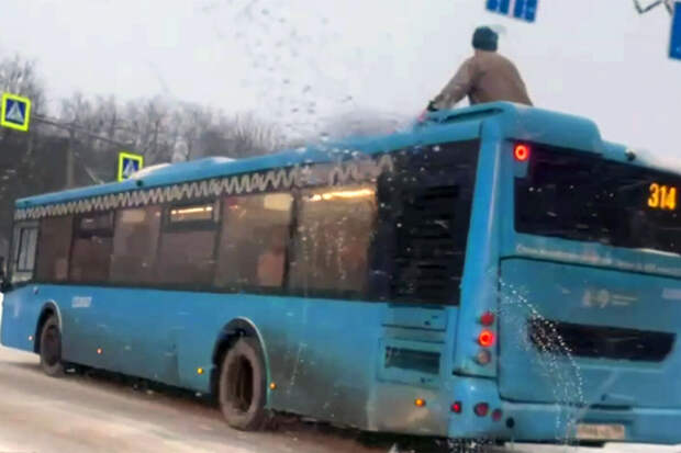 В Москве заметили мужчину, сидящего на крыше движущегося автобуса