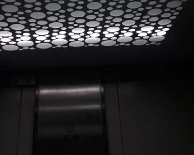 В лифте дома на Долгопрудной восстановили освещение