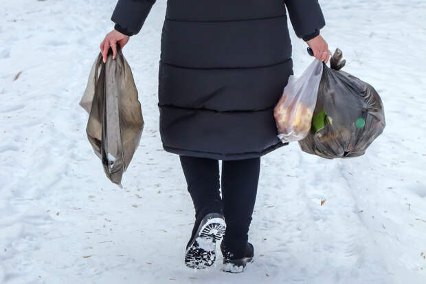 Врач Симкин: чтобы не сорвать спину, важно не нести тяжелые пакеты в одной руке