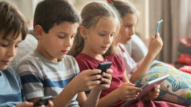 Милонов назвал нереалистичной идею запрета гаджетов для детей