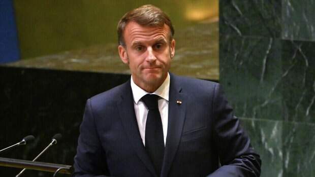 "Любит посветить лицом": французы поглумились над агрессивной речью Макрона