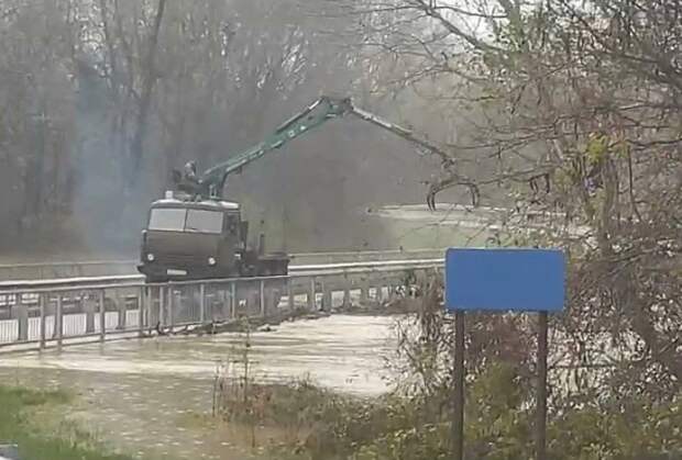 В Северском районе из-за удара стихии перекрыт проезд по мосту через реку Шепш