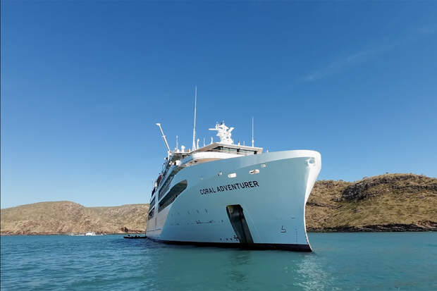 Более сотни пассажиров застряли на двое суток на круизном лайнере из-за кораллового рифа