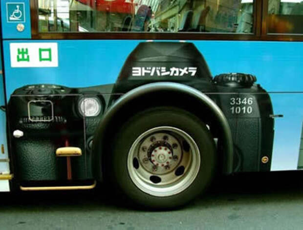 Автобус как рекламный щит.