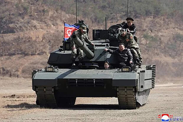 Ким Чен Ын прокатился с дочерью на новейшем танке