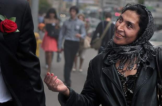 Основы цыганского гипноза, или Как случайно не «позолотить ручку»