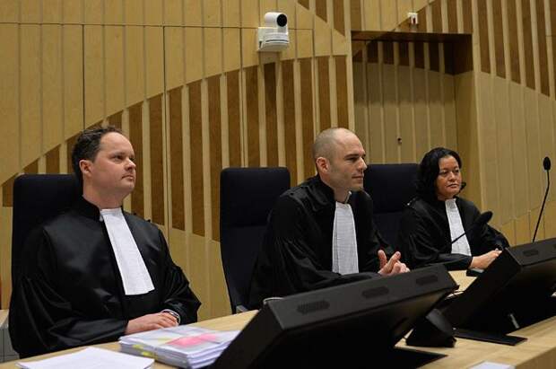 Государственные прокуроры на заседании суда в комплексе правосудия Схипхол (Justice Complex Schiphol) в нидерландском Бадхоеведорпе по делу о крушении самолета Boeing 777 рейса MH17.