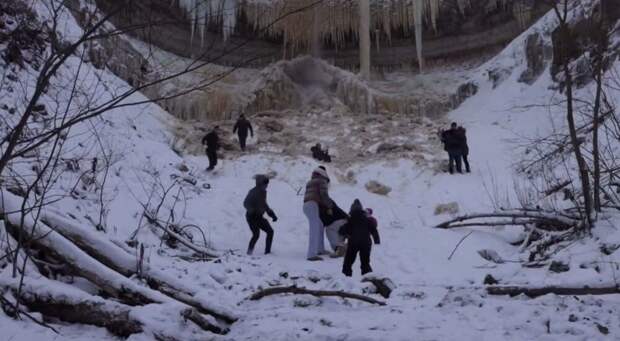 В Эстонии на туристов обрушился "замерзший водопад"
