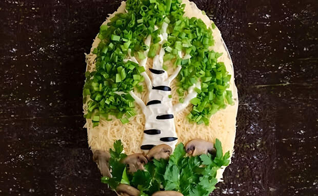 Легендарный салат «Белая береза»: его в СССР часто готовили тазиками вместо Оливье