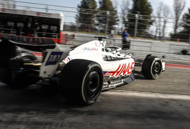 Команда Haas успеет к началу предсезонных тестов в Бахрейне