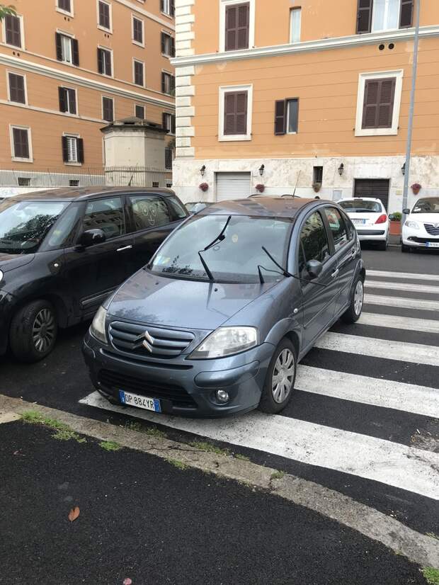Как местные борются с парковкой на пеш. переходах. Рим, Италия.