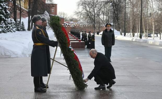 Путин в честь 23 февраля возложил цветы к Могиле Неизвестного Солдата