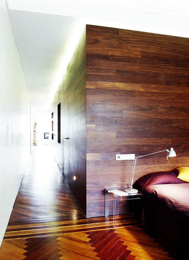 Дизайн интерьера в стиле эко: спальня с деревянной стеной